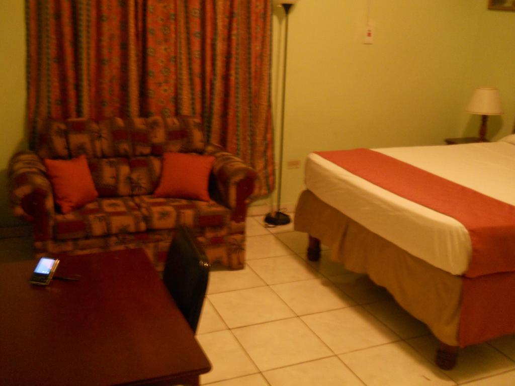 Tropical Court Inn New Kingston Bilik gambar