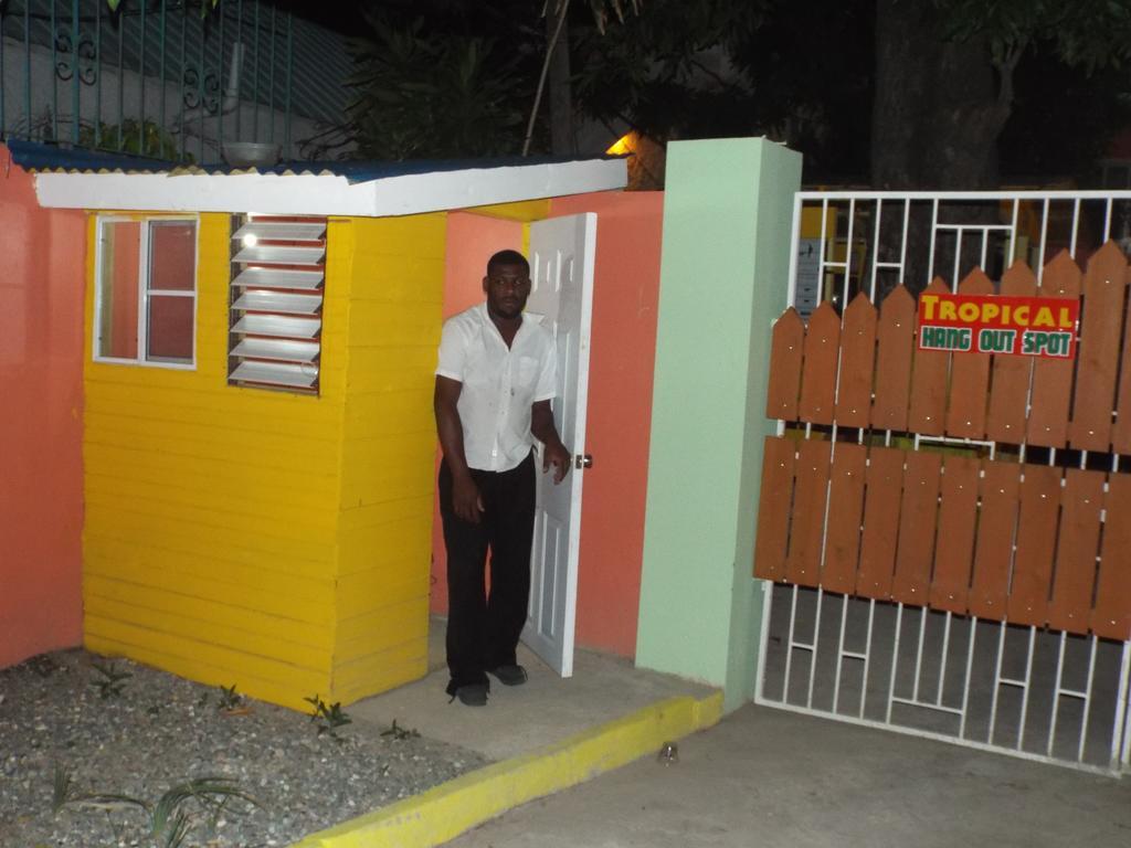 Tropical Court Inn New Kingston Luaran gambar