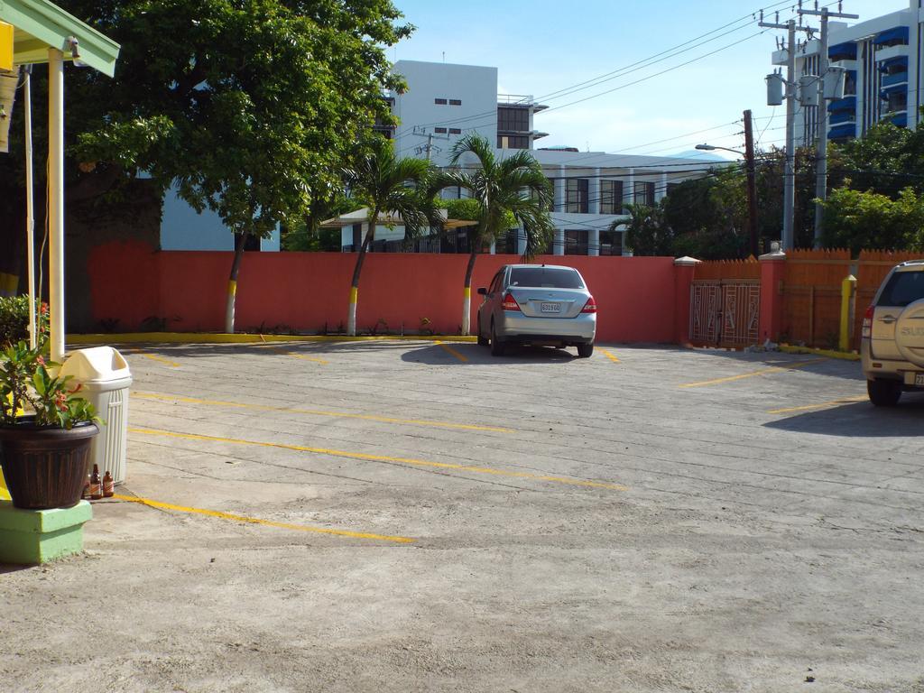 Tropical Court Inn New Kingston Luaran gambar